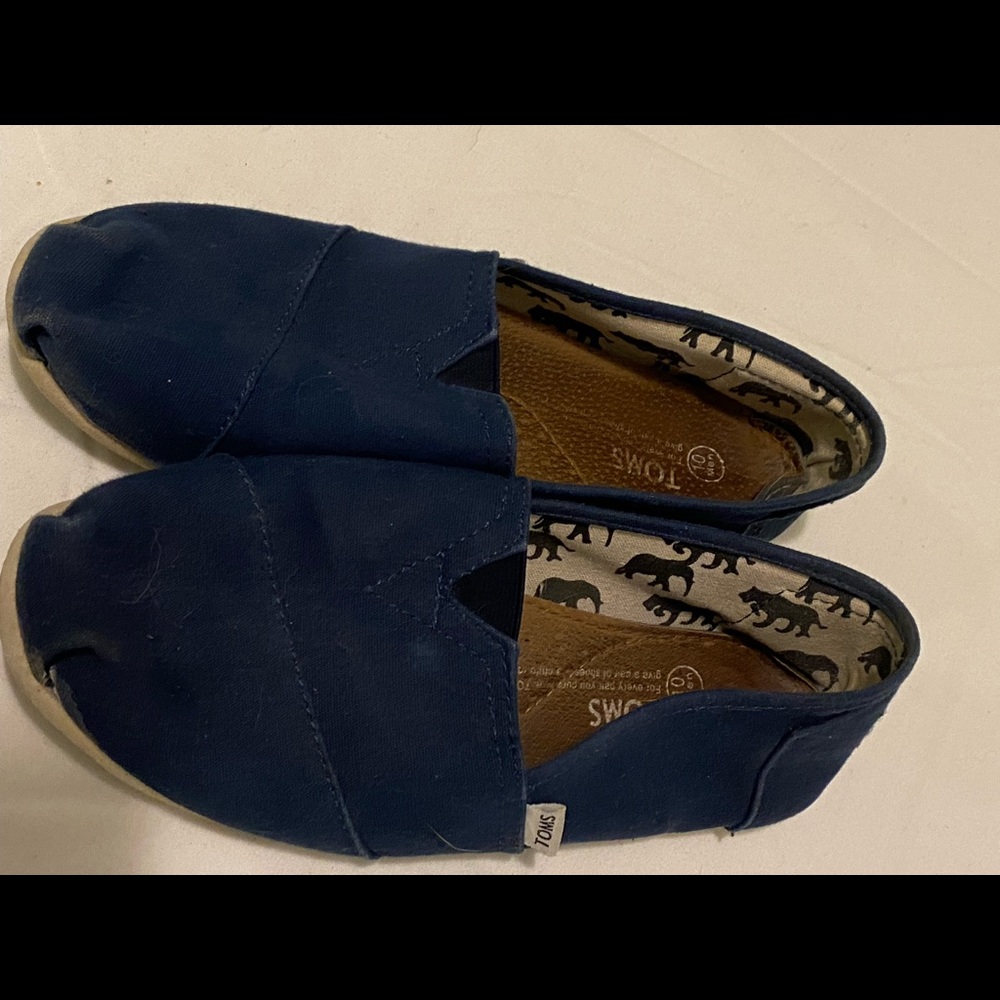 Tom’s navy shoes